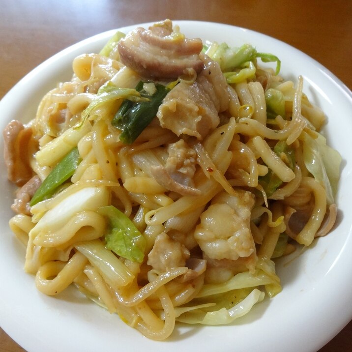 B級グルメ！野菜たっぷりホルモンうどん